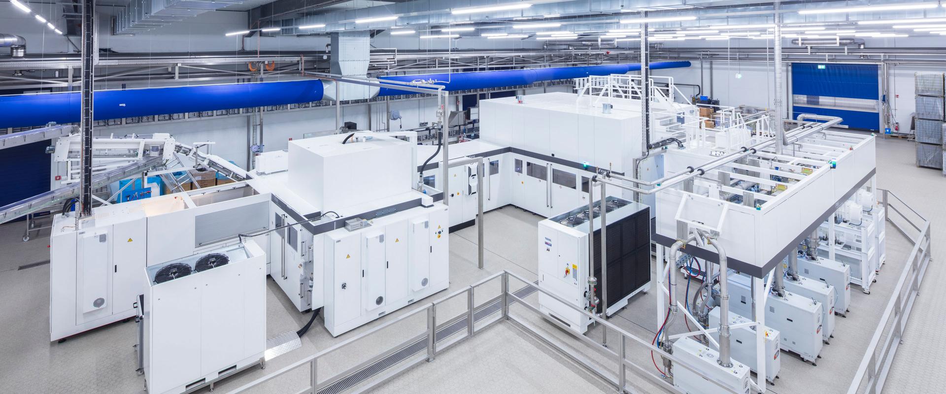 InnoPET FreshSafe Blockmaschine aus Blomax und Plasmax. Industrielle Blockmaschine in einer hellen Produktionshalle, die Streckblasen von PET-Flaschen und deren Innenbeschichtung in einer integrierten Anlage verbindet.